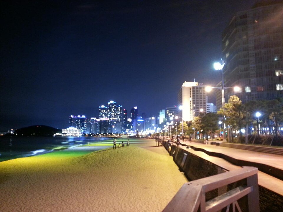 불빛이 켜진 부산 해운대 해변과 해안 산책로
