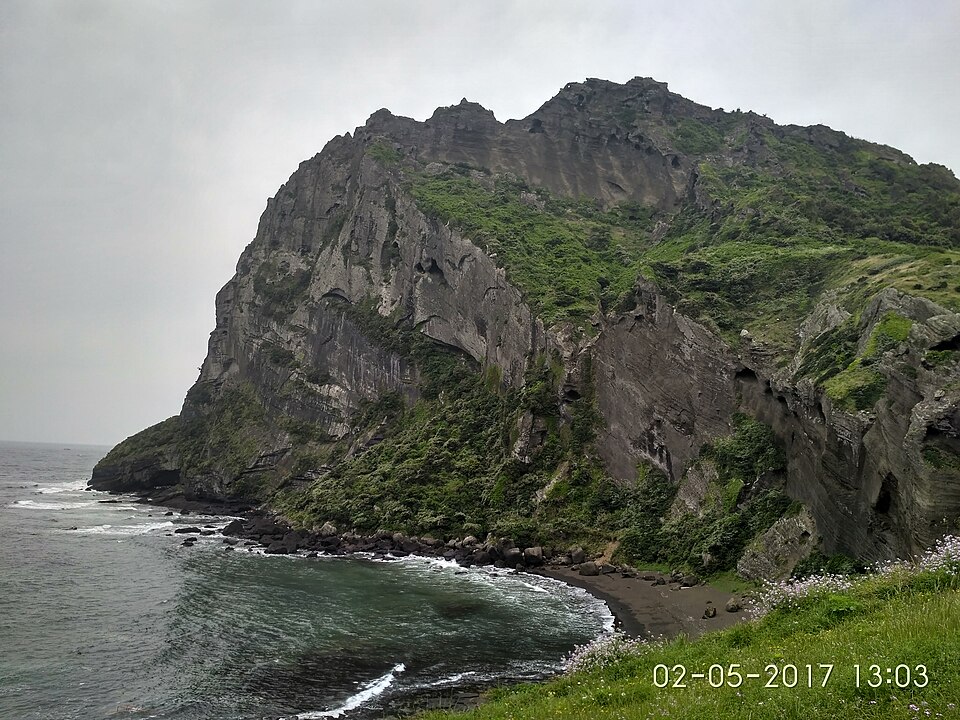 바다를 마주한 제주 성산일출봉의 절벽